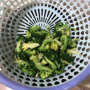 西兰花炒肉的做法 步骤3