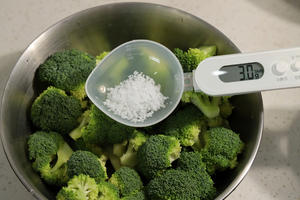 蒜香西蓝花?十分钟就搞定的营养菜！的做法 步骤5