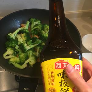 花椰菜炒虾仁-西兰花炒虾仁的做法 步骤8