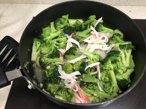 《昨日的美食》之花椰菜烩蟹肉棒的做法 步骤9