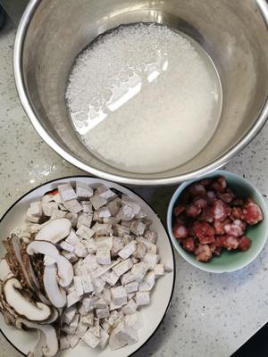 芋头丰收季——腊肠香菇芋头饭的做法 步骤1