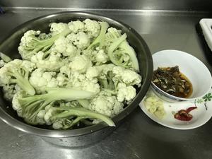 海鮮干貝醬炒白花椰菜的做法 步骤1