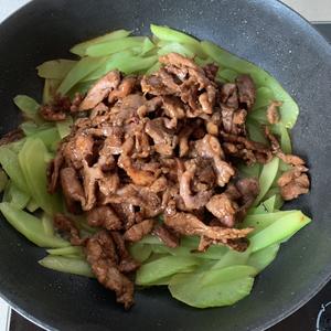 米饭杀手-莴苣炒肉片的做法 步骤6