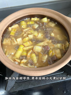 春季时令菜｜春笋腊肠焖饭的做法 步骤5