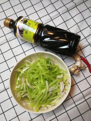 “捞汁莴笋?拌洋葱”，脆嫩爽口?又降血脂，简单轻食健康，用“珍选捞汁”调出的味道非常棒?的做法 步骤4