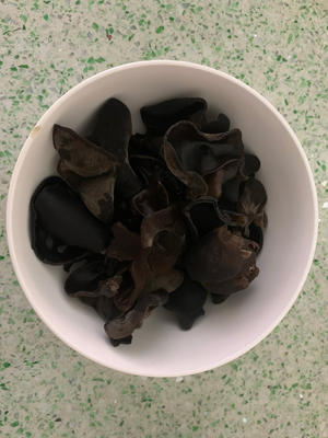 木耳炒莴笋的做法 步骤1