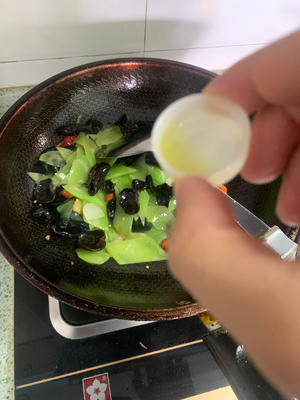 木耳炒莴笋的做法 步骤7