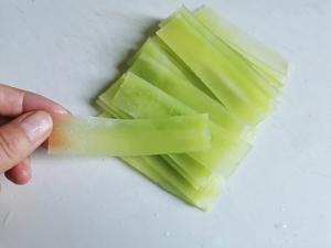 凉拌脆爽莴笋结的做法 步骤2