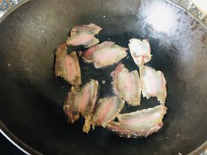 （笋、豆、青椒）炒腊肉的做法 步骤9