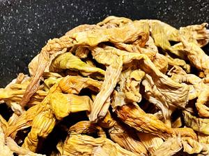 笋干烧牛肉，不需去挑剔的味道。的做法 步骤1