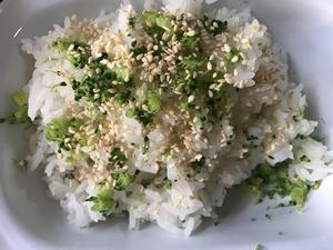 西兰花芝麻饭团【春游踏青】的做法 步骤6