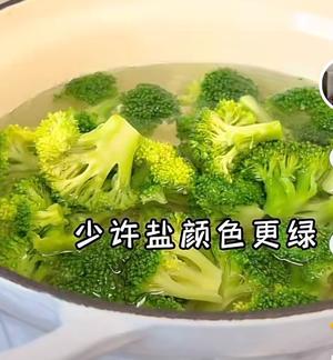 上汤西兰花配鸡肉卷 西兰花炒虾仁的做法 步骤7