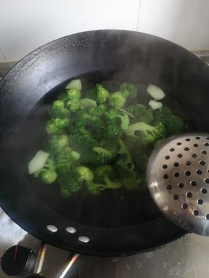减脂又好吃的西兰花炒虾仁的做法 步骤3
