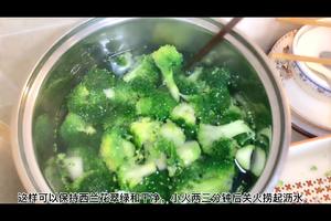 无需下油，腊味炒西兰花的做法 步骤6