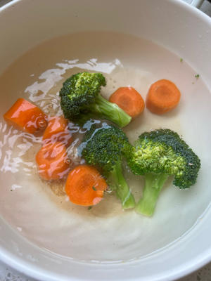 胡萝卜西蓝花鸡蛋饼【宝宝辅食】的做法 步骤2