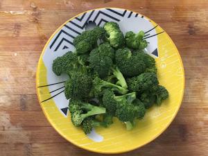 香菇西蓝花炒虾仁的做法 步骤3