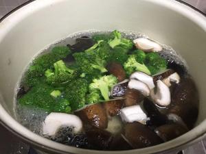 香菇西蓝花炒虾仁的做法 步骤7
