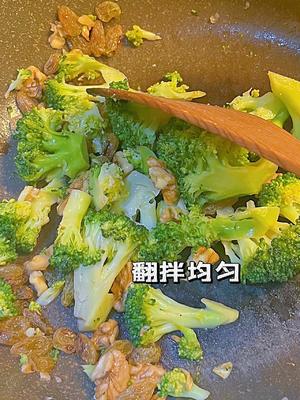 清爽低卡减脂餐核桃仁葡萄干炒西蓝花的做法 步骤4