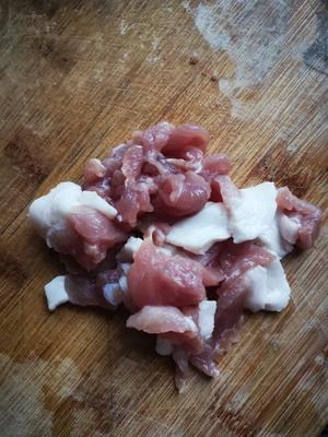 先把肉腌制一下，西兰花炒肉，绝对颠覆你的味蕾的做法 步骤1