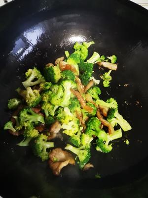 先把肉腌制一下，西兰花炒肉，绝对颠覆你的味蕾的做法 步骤11