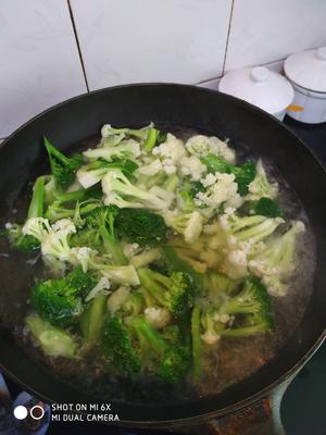 肉炒双花（菜花，西兰花）的做法 步骤2