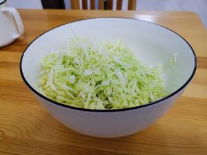 让孩子大口吃菜的包菜饼的做法 步骤2