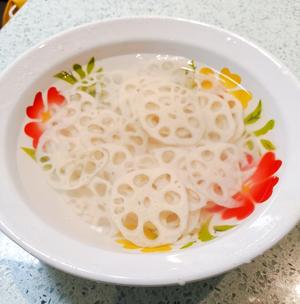 又白又脆的凉拌莲菜的做法 步骤1
