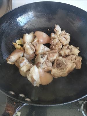 蹄髈煨藕的做法 步骤1