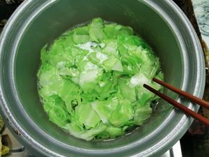 红枣圆白菜鸡胸肉的做法 步骤2