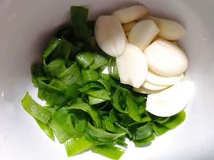 鲜味十足的莲藕鲍鱼焖虾的做法 步骤1