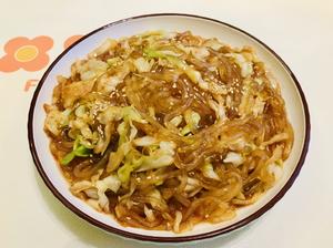 素?圆白菜炒粉、腰果香芹、豆皮菠菜卷，吃素是福??的做法 步骤1