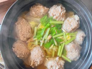 试一试团圆菜白菜肉丸汤（冬至快乐哟，不吃汤圆吃自己做的肉丸）的做法 步骤7