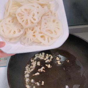 藕片炒肉的做法 步骤2