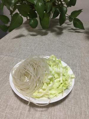 【三个小时十八道菜】之圆白菜炒粉条的做法 步骤1