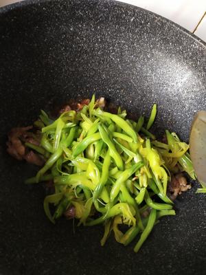 〈新鲜黄花菜炒肉〉，不负美好?，欣小厨 ?的做法 步骤5