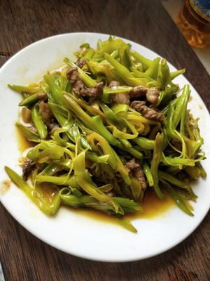 〈新鲜黄花菜炒肉〉，不负美好?，欣小厨 ?的做法 步骤6