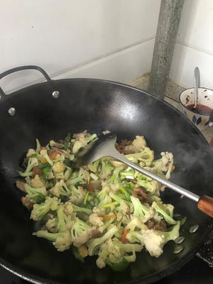 花菜炒肉的做法 步骤9