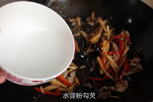 黄花菜不做汤，做个“黄花菜木耳炒肉”的做法 步骤11