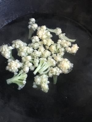 好吃下饭༄「花菜炒鸡蛋?」༄的做法 步骤2