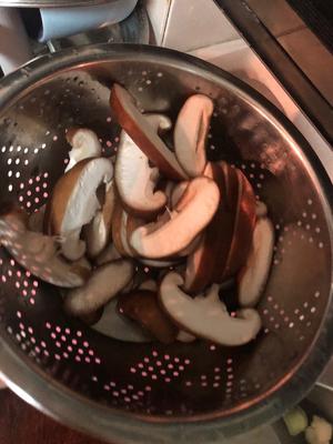 青菜炒香菇的做法 步骤2
