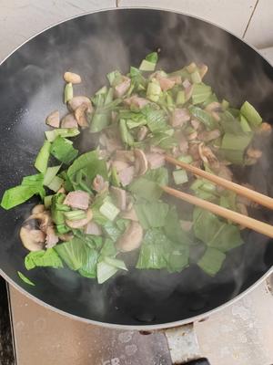 蘑菇青菜香肠豆腐汤的做法 步骤3