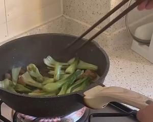 油菜炒肉的做法 步骤17