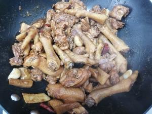 广式鸡肉鸡爪煲(可加面条青菜)的做法 步骤6