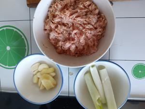 简易的香菇青菜胡萝卜肉馅饺子?的做法 步骤1