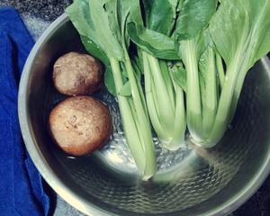 夏日一人食晚餐香菇青菜的做法 步骤1