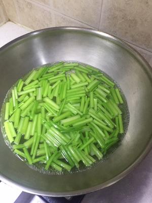 芹菜炒虾仁的做法 步骤1