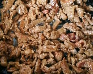 营养又美味的芹菜炒牛肉的做法 步骤6