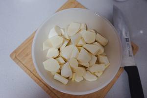减脂期必备 吃不胖の超低卡美食：木姜子油炒茭白毛豆的做法 步骤2