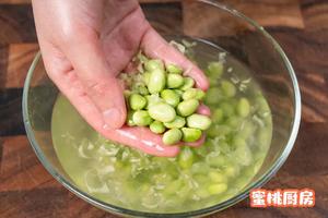 夏天时令菜“茭白炒毛豆”的做法 步骤1