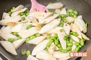 夏天时令菜“茭白炒毛豆”的做法 步骤4